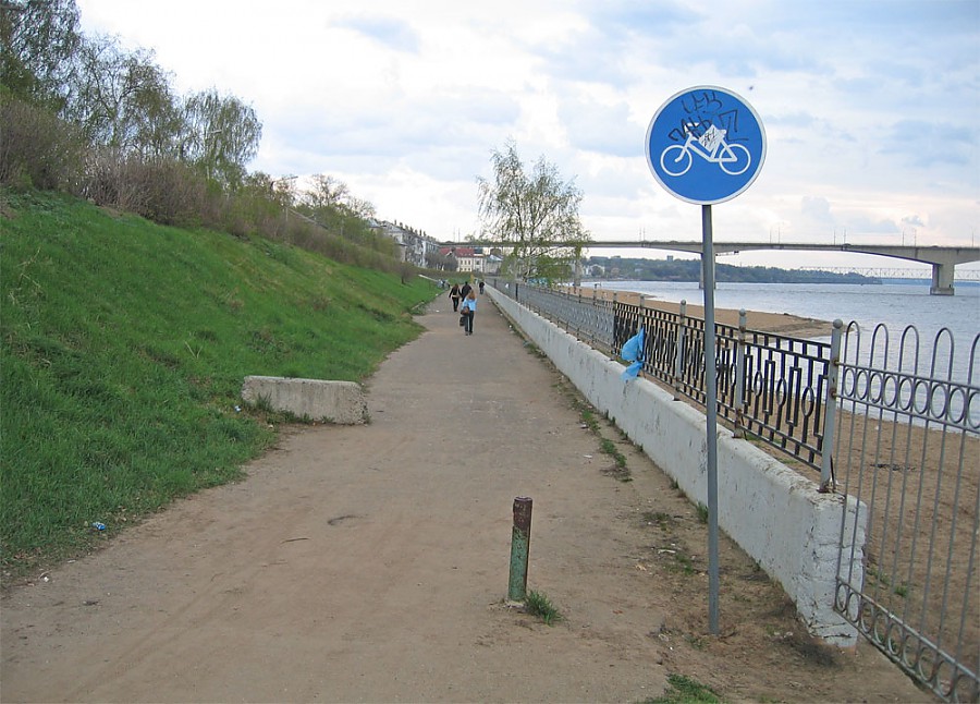Знак Велосипедная дорожка на центральном пляже Костромы