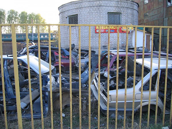 Свалка автомобилей в Костроме