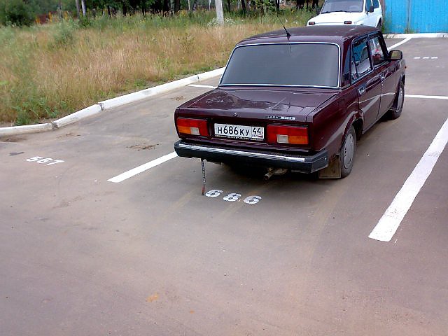 Парковка автомобилей во дворах Костромы