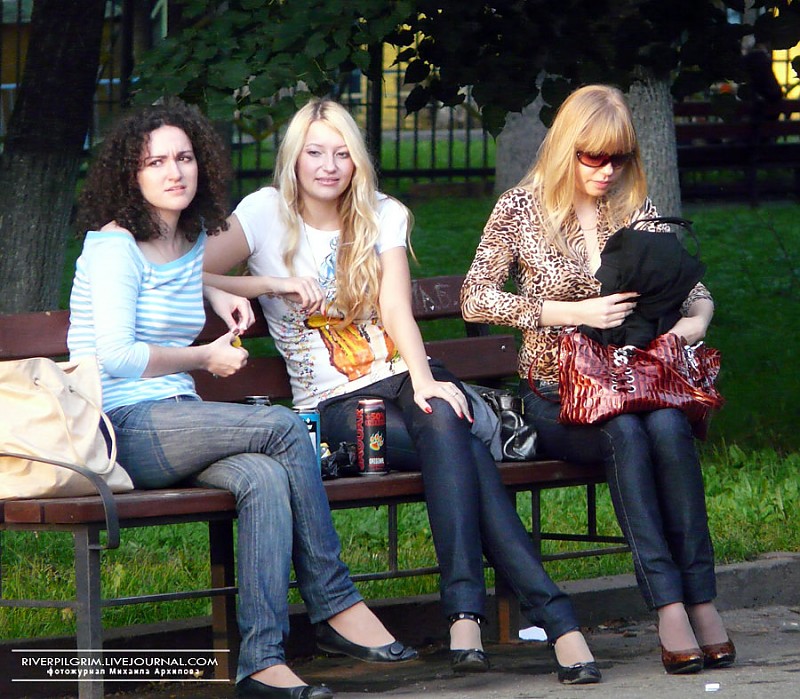 Девушки в Костроме отдыхают