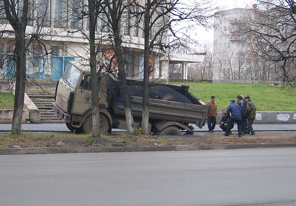 Грузовки с асфальтом провалился