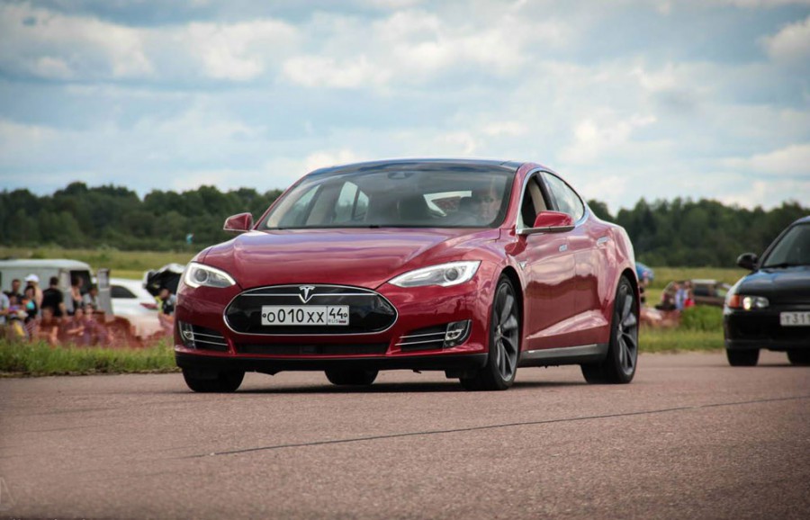 Автомобиль Tesla в Костроме
