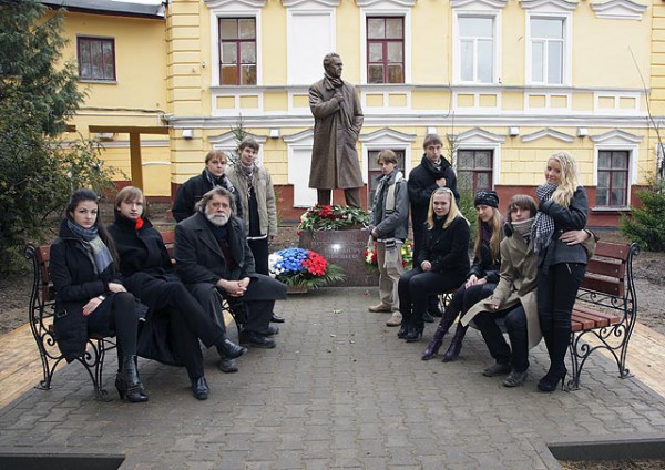 Памятник Зиновьеву в Костроме