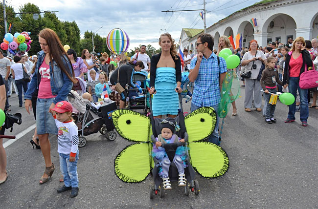 Парад колясок в Костроме