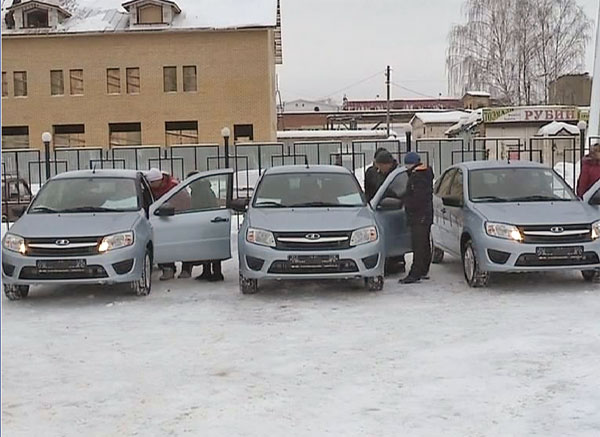 инвалиды труда в Костроме получили новые машины